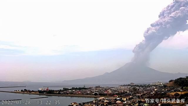 日本火山噴發(fā)灰柱直沖云霄，自然力量震撼展現(xiàn)