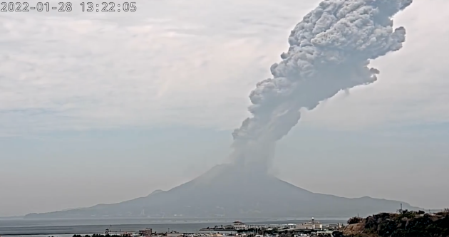 日本火山噴發(fā)灰柱直沖云霄，自然力量震撼展現(xiàn)