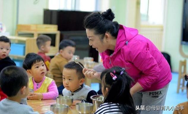 老師背簍中的愛與堅(jiān)毅，背著幼女上課的溫情瞬間