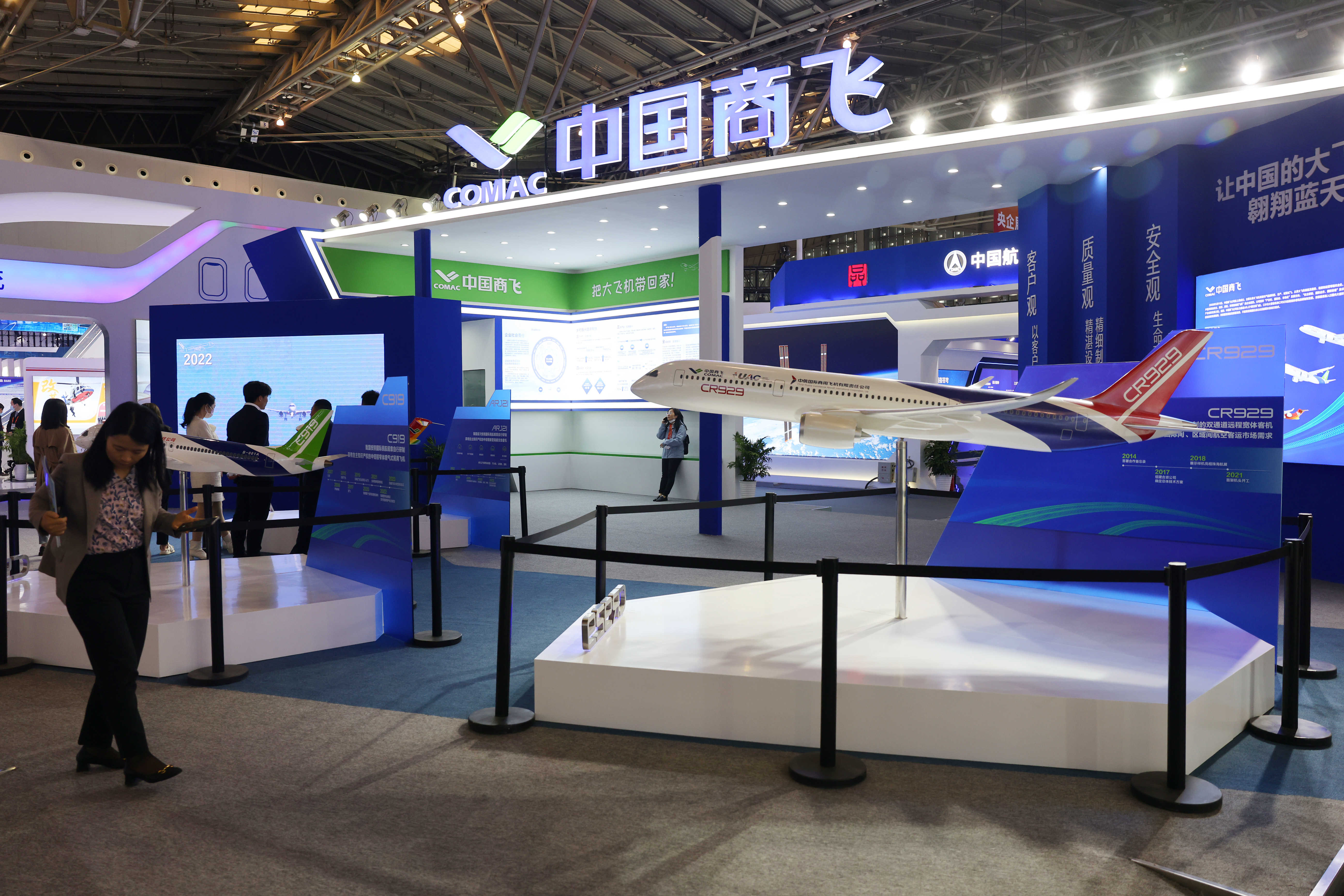 C919大型客機執(zhí)飛滬港定期航班，連接兩地情深翱翔天際