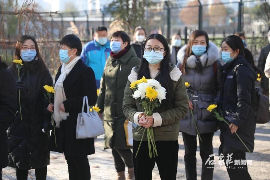 老師病逝，200多名畢業(yè)生深情送別，永恒師生情緬懷時刻