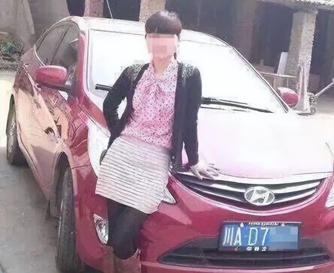 女子堅(jiān)持住進(jìn)車內(nèi)引發(fā)深思