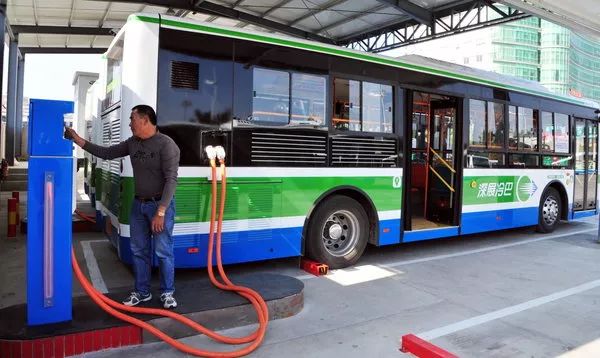 深圳公交車自助快餐新模式亮相