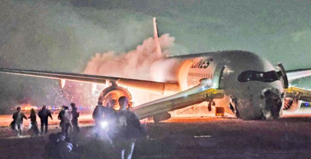 韓國航空驚天事故，客機(jī)沖撞爆炸視頻曝光