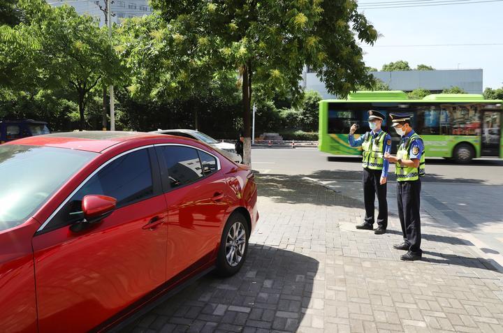 智能停車設(shè)備助力高效城市管理，車輛管理智能化升級