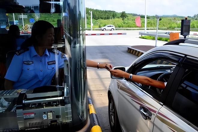 職責(zé)與判斷力考量，收費(fèi)員因橘子黑斑拒讓貨車過綠通事件引發(fā)關(guān)注熱議