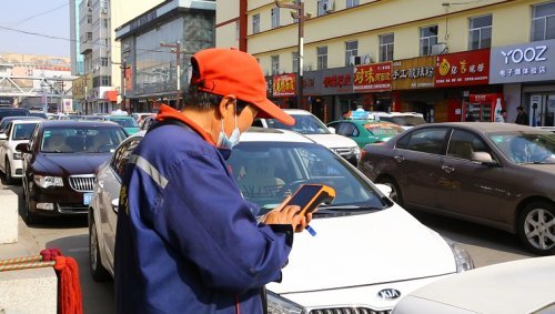 職責(zé)與判斷力考量，收費員因橘子黑斑拒讓貨車過綠通事件引發(fā)關(guān)注熱議