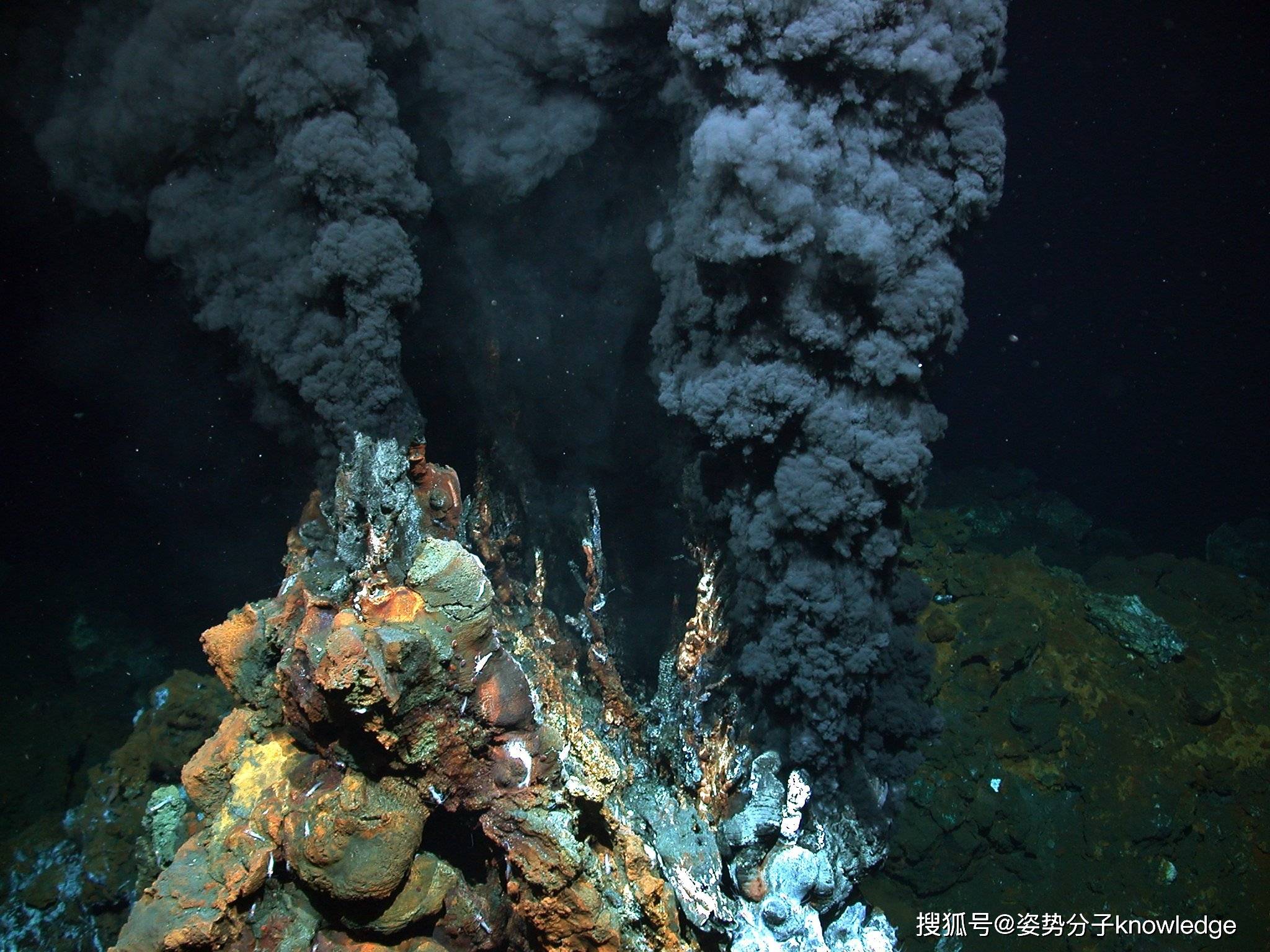 深海潛航器探索海底火山口，揭示生命奧秘