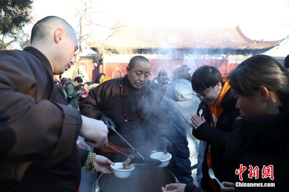 臘八雍和宮萬人排長隊領(lǐng)粥，傳統(tǒng)盛景與現(xiàn)代交融的壯麗畫卷