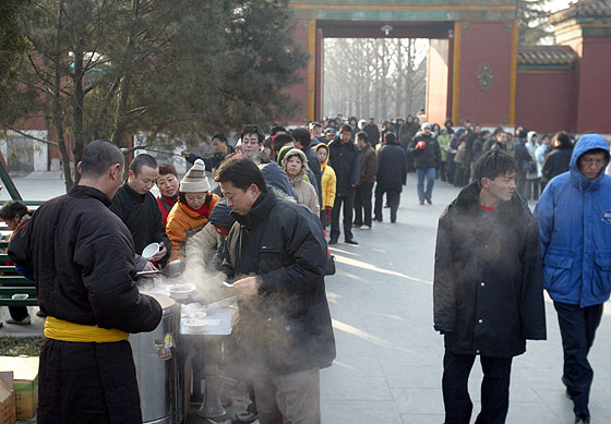 臘八雍和宮萬人排長隊領(lǐng)粥，傳統(tǒng)盛景與現(xiàn)代交融的壯麗畫卷