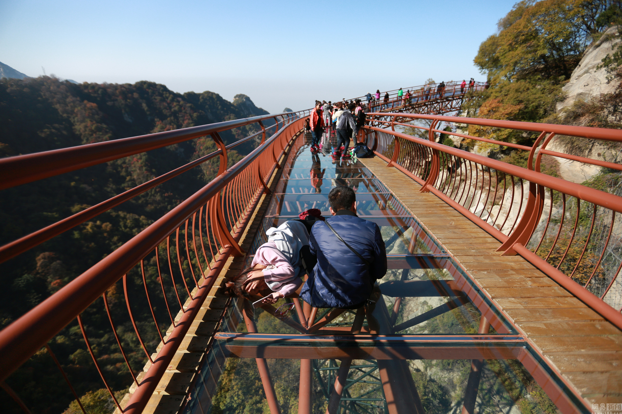 陜西華山高空玻璃橋步道新體驗(yàn)，極致旅游探秘之旅