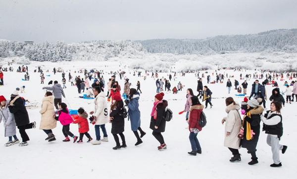 重慶仙女山冰雪節(jié)魅力四溢，吸引無數(shù)游客探秘冰天雪地