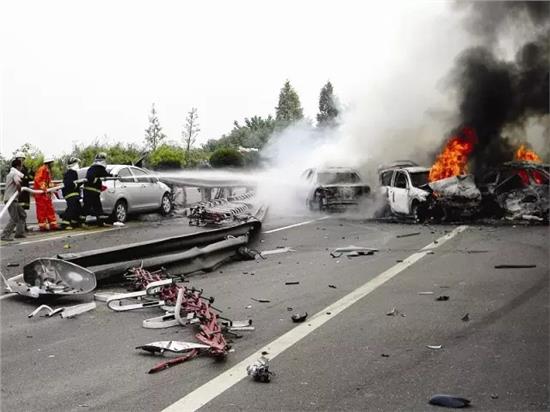 英勇男子救出兩人于汽車翻車起火現(xiàn)場