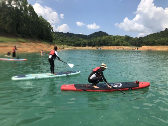 廣東河源萬(wàn)綠湖冬季水上瑜伽體驗(yàn)，自然與身心健康的完美融合之旅