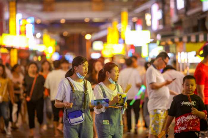 城市夜市經(jīng)濟復蘇，點燃周末消費熱潮