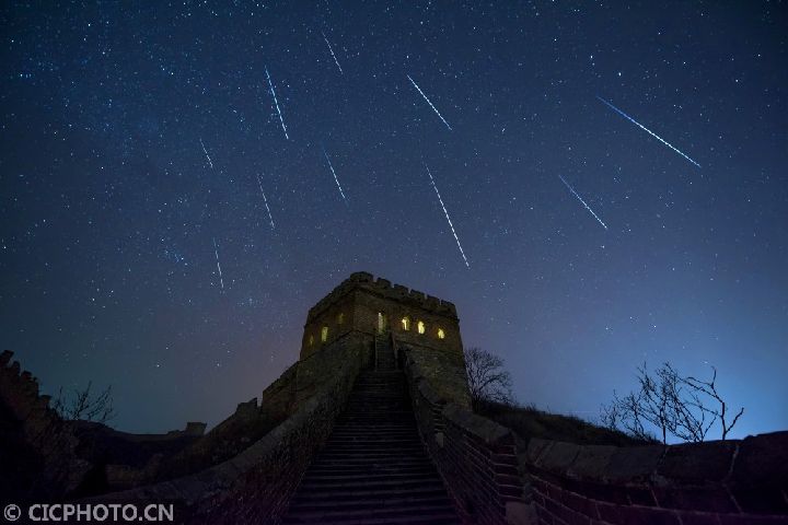 流星雨與古跡的夢幻交匯，宇宙歷史畫卷之故宮長城驚艷同框