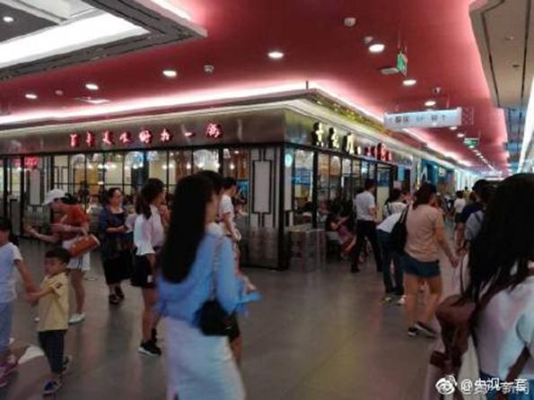 地震后顧客重返飯店暖心結(jié)賬，重建信任與團(tuán)結(jié)的力量