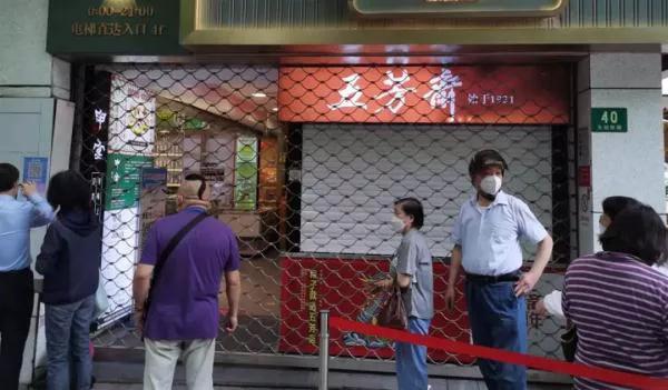 地震后顧客重返飯店暖心結(jié)賬，重建信任與團(tuán)結(jié)的力量