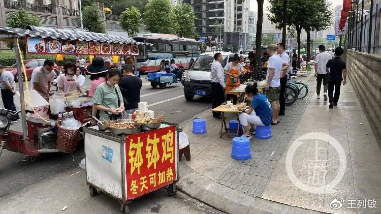 城管鼓勵(lì)商戶店外擺攤，助力增收新舉措