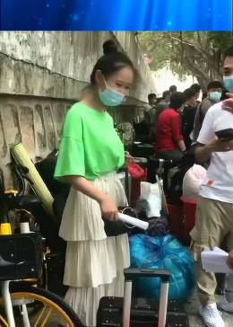 女生群演面試意外獲電動(dòng)車錄取通知驚喜降臨