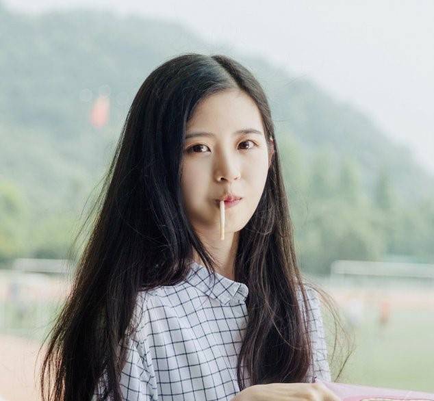 大学老师因撞脸刘亦菲走红，美貌与智慧的典范