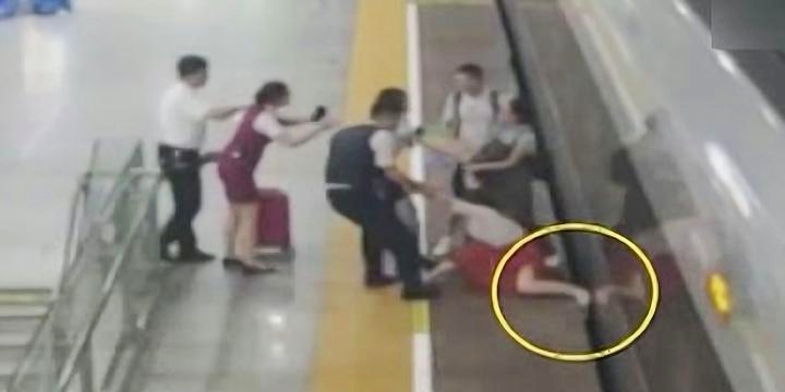 女子伸腿阻高鐵背后的深層原因與社會(huì)反思分析