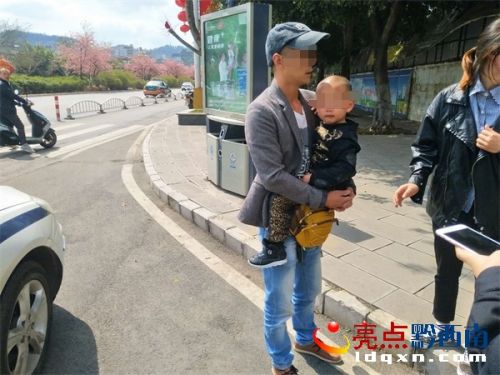 交警飛身保護(hù)走失女孩，人間真情與英雄時刻