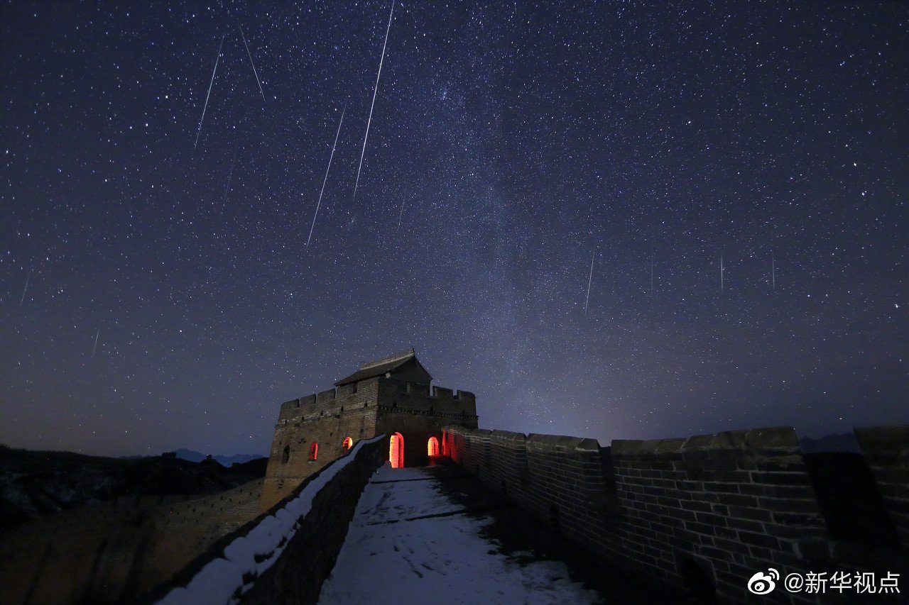 流星雨与古迹的梦幻交汇，宇宙历史画卷之故宫长城惊艳同框